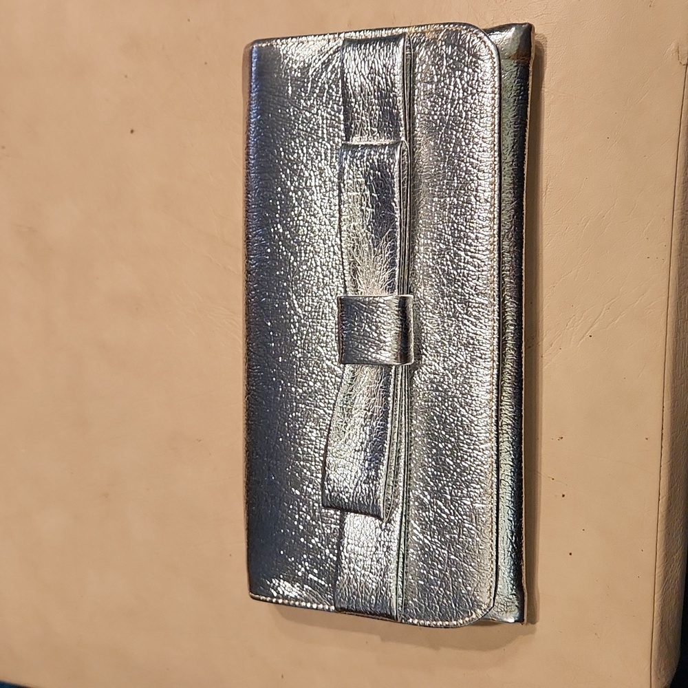 Chic' Metallic Silver Clutch with Bow